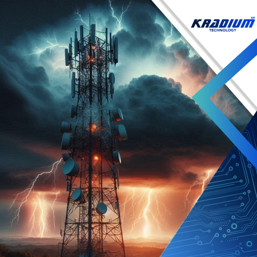 Torre de telecomunicaciones y al fondo una nube que trae una tormenta eléctrica.