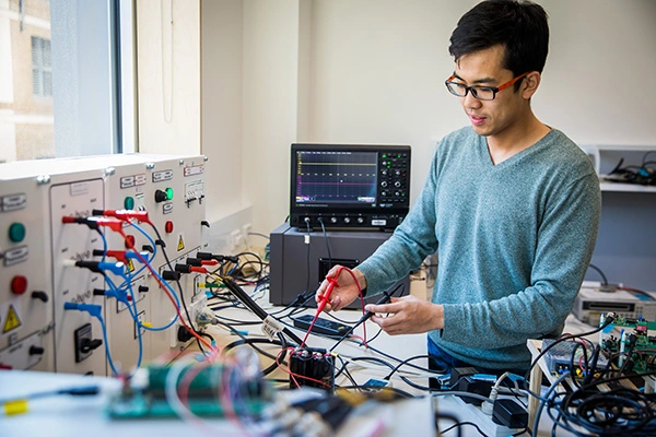 Tecnico de Kradium armando un sistema electrico de la compañia.